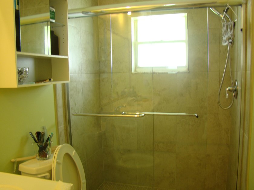 AS-IS WELL MAINTAINED SEMI MODERN DECOR HOME WITH KITCHEN AND - photo 15