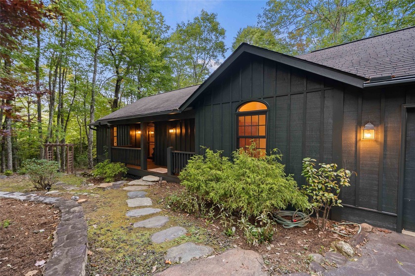 Welcome to this stunning mountain retreat with expansive views - photo 2