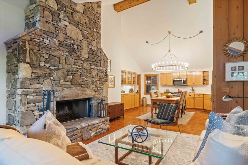 Welcome to this stunning mountain retreat with expansive views - photo 6