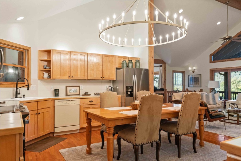 Welcome to this stunning mountain retreat with expansive views - photo 9