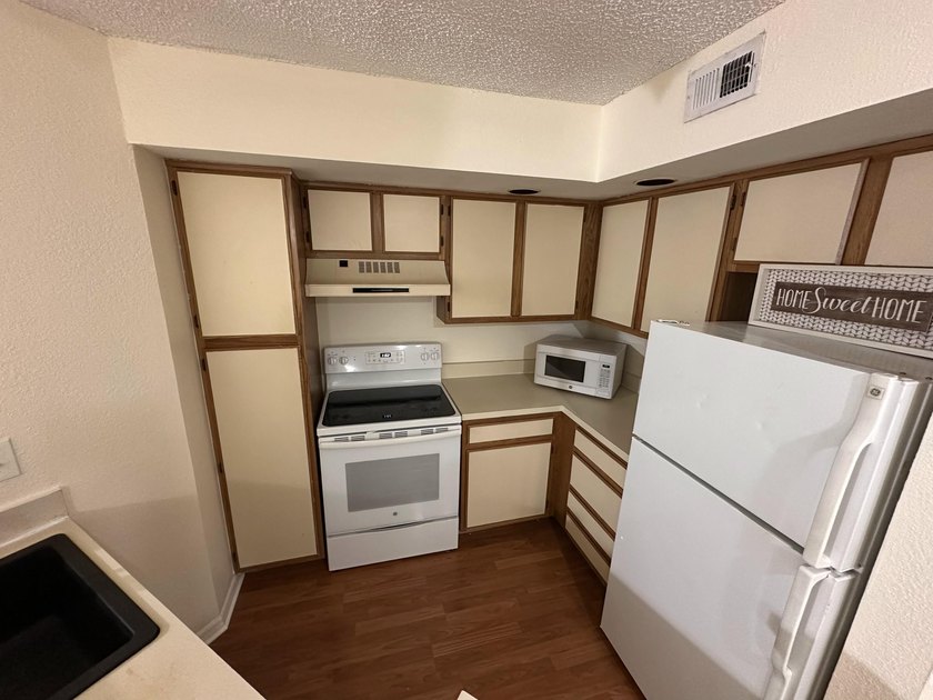 This cozy 1/1 condo features an open living/dining area with a - photo 2