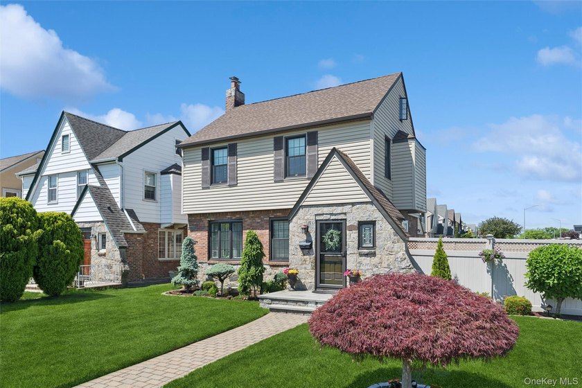 Welcome to 2402 169 Street, a stunning Colonial residence - photo 3