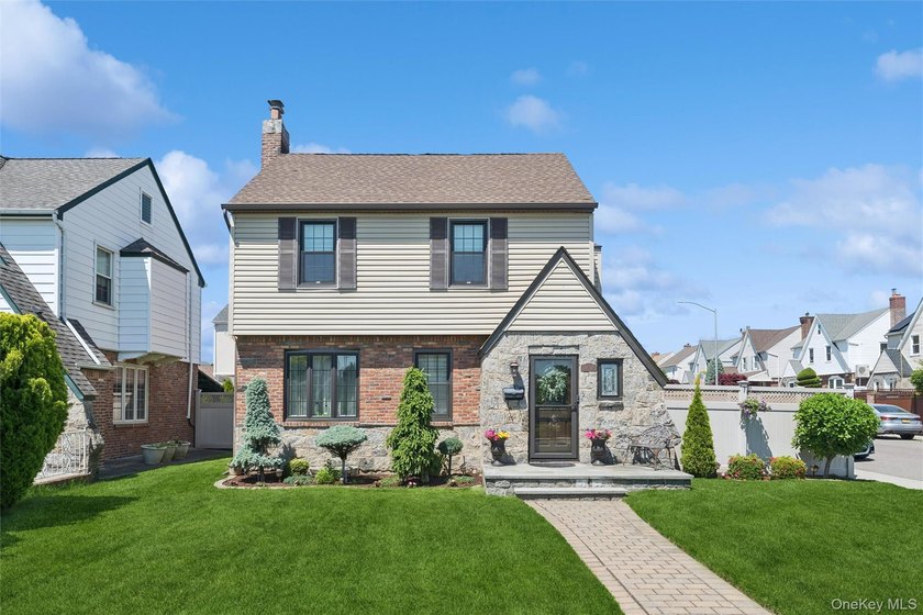 Welcome to 2402 169 Street, a stunning Colonial residence - photo 4