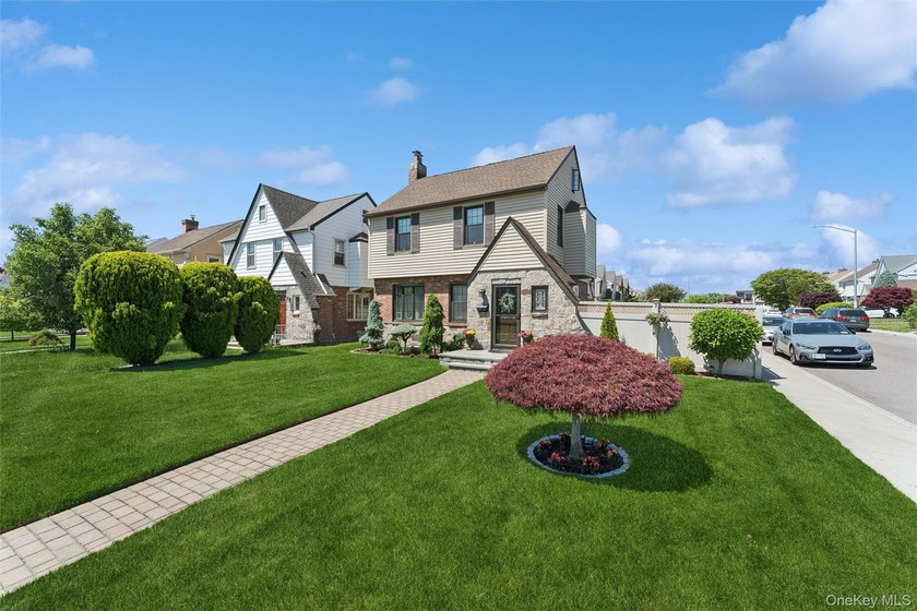 Welcome to 2402 169 Street, a stunning Colonial residence - photo 5