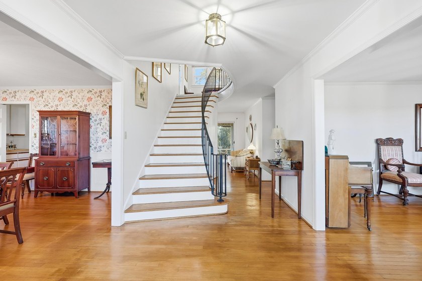 613 Cypress Ct. offers a perfect blend of southern charm and - photo 3