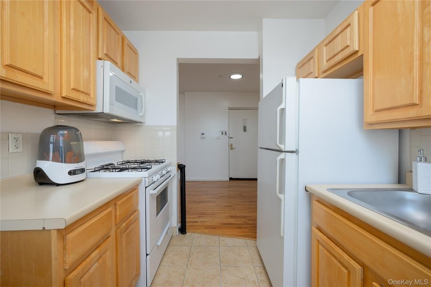 Welcome to this bright and inviting 2-bedroom, 1-bathroom co-op - photo 7