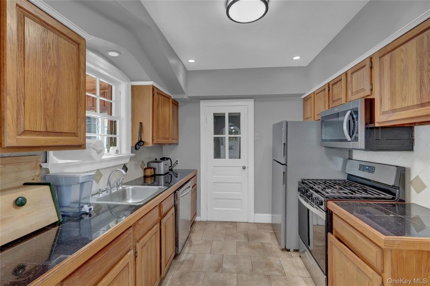 Welcome to 15 Donald Place, East Rockaway; a beautiful 3-bedroom - photo 11