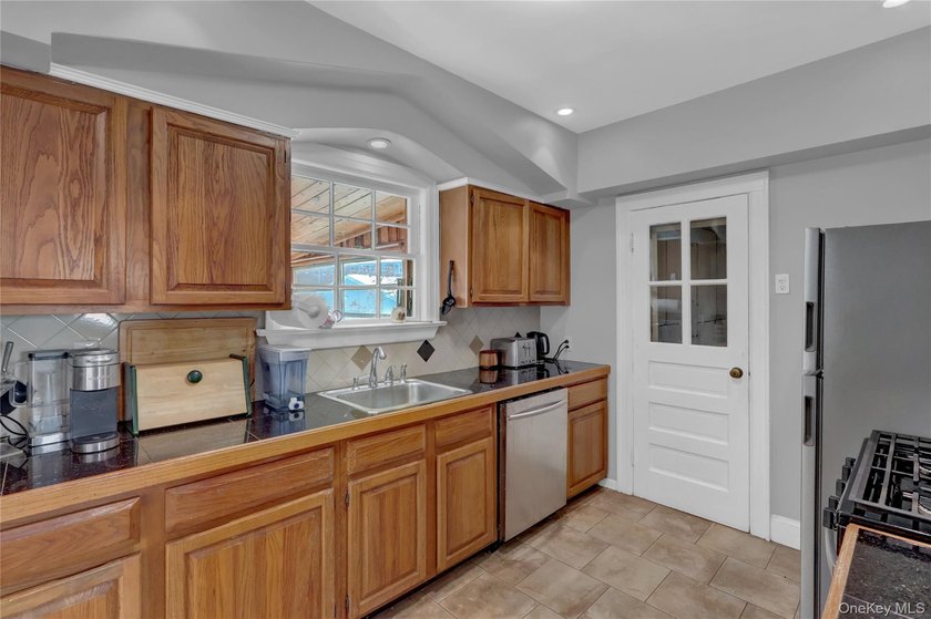 Welcome to 15 Donald Place, East Rockaway; a beautiful 3-bedroom - photo 13