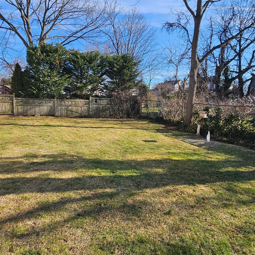 Welcome to 15 Donald Place, East Rockaway; a beautiful 3-bedroom - photo 21