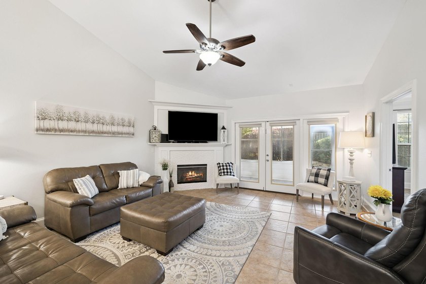 NEW HVAC! Diamond Lakes is the kind of Destin location that - photo 4