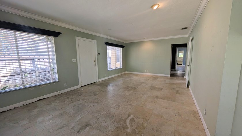 Great opportunity to own a 2-bedroom, 2-bath home in a highly - photo 3
