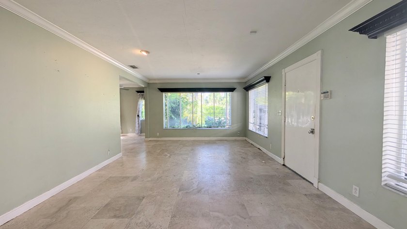 Great opportunity to own a 2-bedroom, 2-bath home in a highly - photo 4