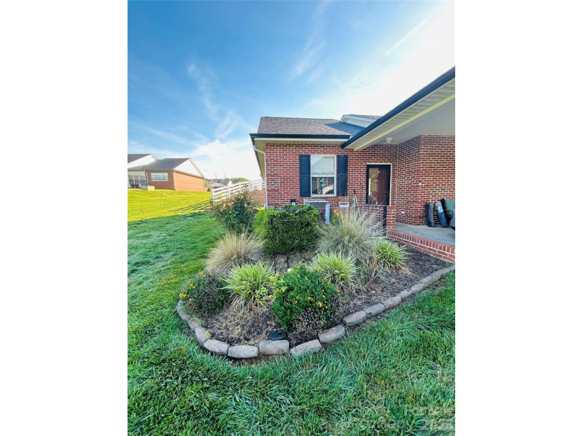 This charming 1-BR, 1 BTH all-brick end-unit in The Terraces - photo 2