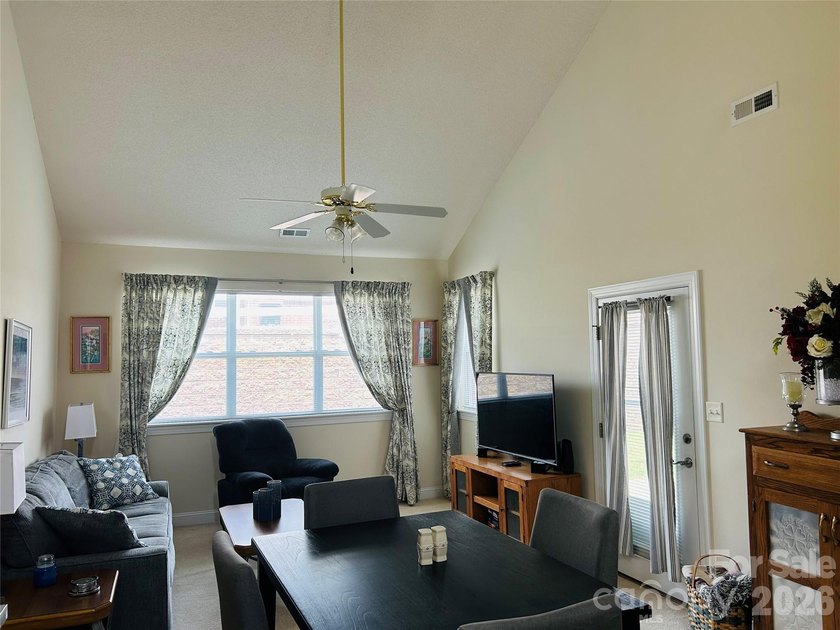 This charming 1-BR, 1 BTH all-brick end-unit in The Terraces - photo 8