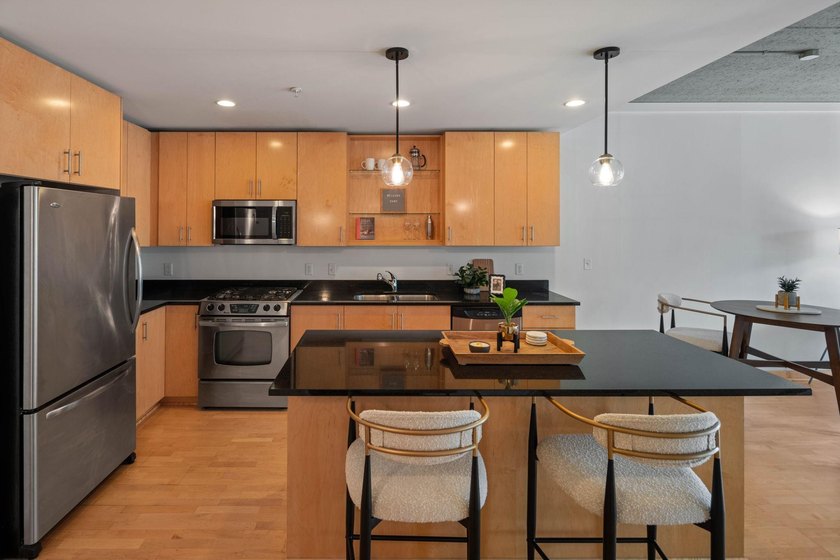 Wake up to beautiful sunrises in this bright, East-facing condo - photo 4