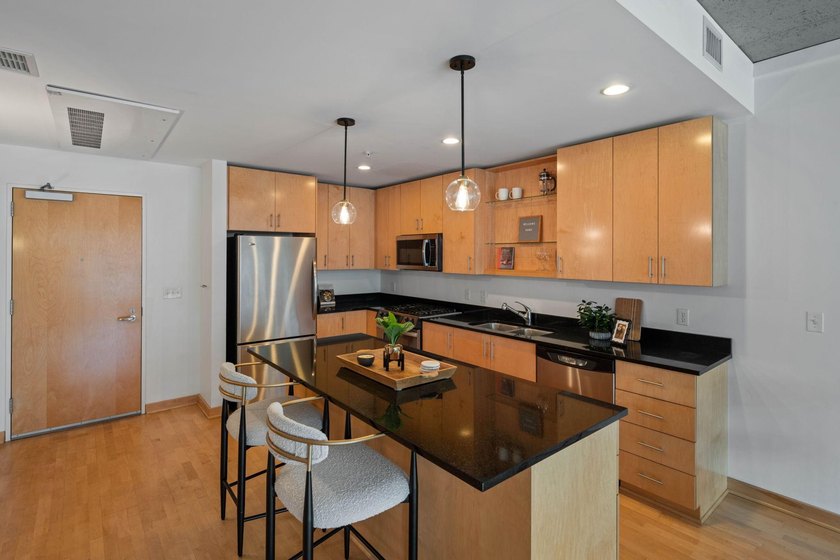 Wake up to beautiful sunrises in this bright, East-facing condo - photo 5