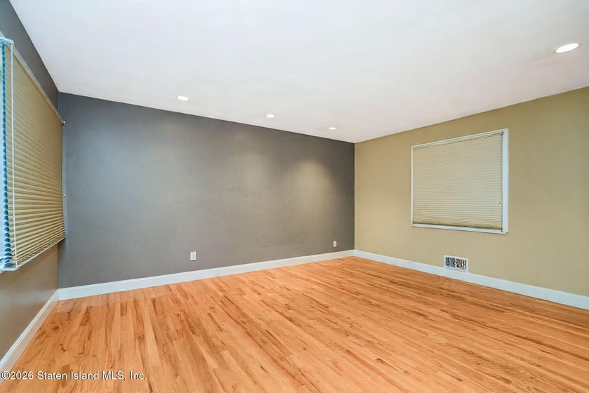A rare opportunity in one of Staten Island's most sought-after - photo 9