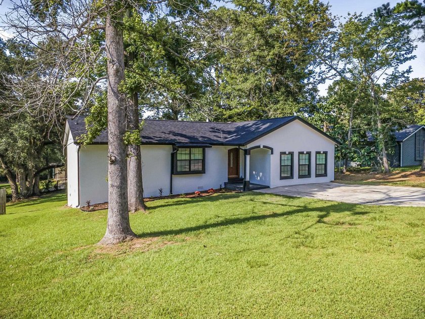 Welcome to this beautifully fully renovated, move-in-ready - photo 2
