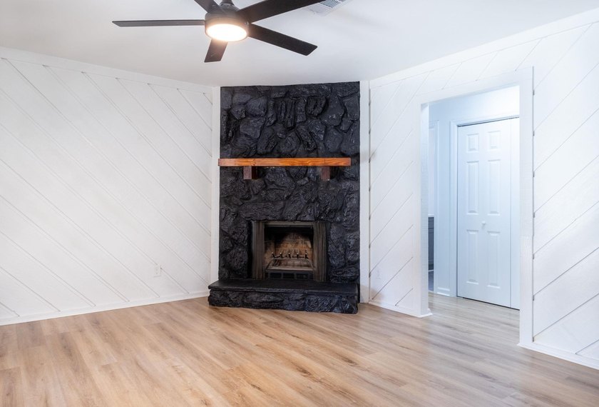Welcome to this beautifully fully renovated, move-in-ready - photo 7
