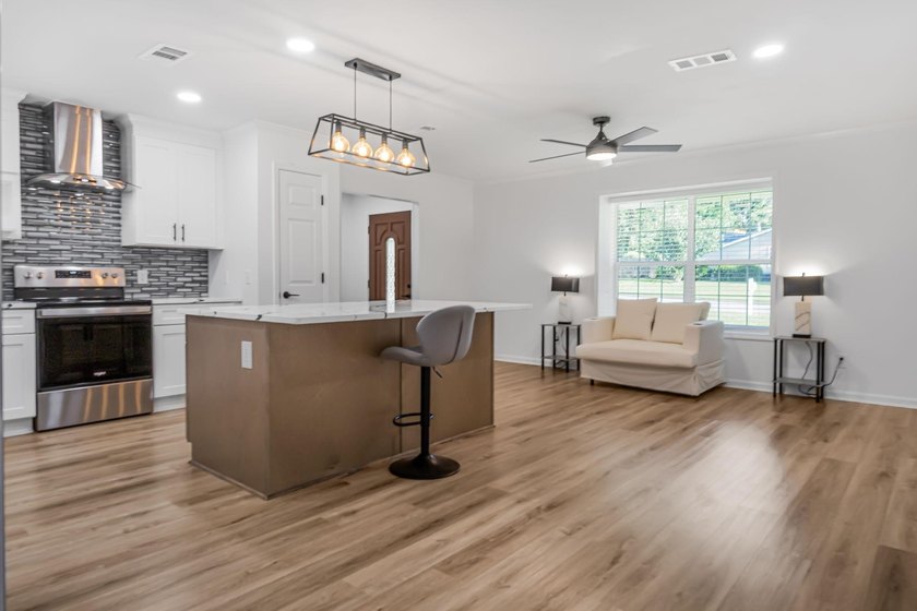 Welcome to this beautifully fully renovated, move-in-ready - photo 8