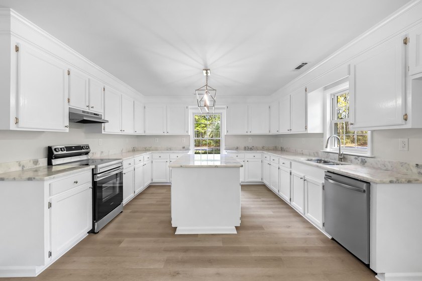 TOTALLY RENOVATED, ALL NEW KITCHEN, FRESH PAINT, NEW FLOORING - photo 9