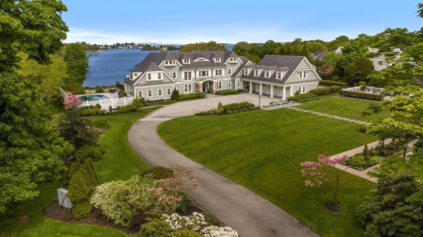 EXCEPTIONAL WATERFRONT ESTATE with 2.29 acres of land, a DOCK - photo 3