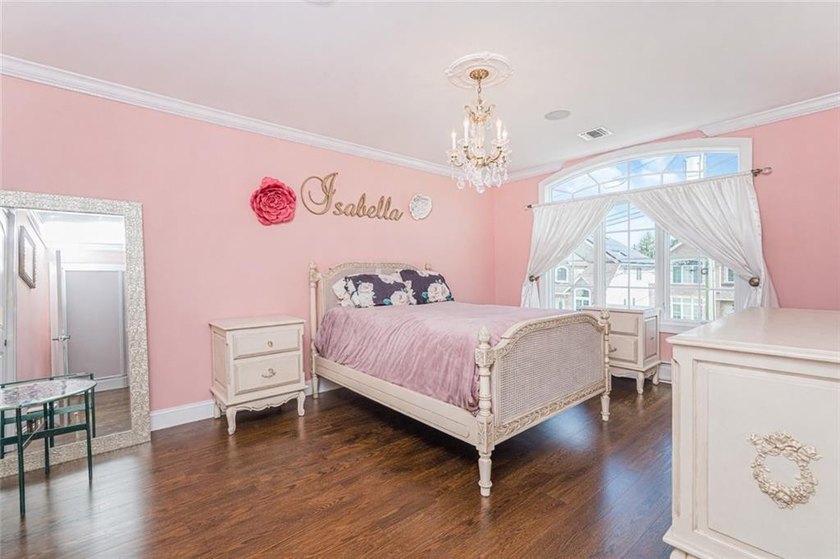 Stunning Southeast Annandale Two-Family Home on Private - photo 18
