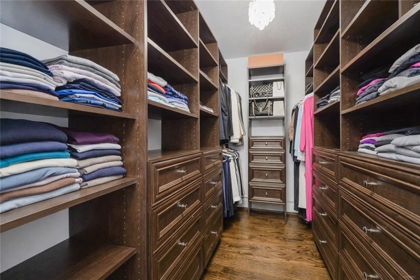 Stunning Southeast Annandale Two-Family Home on Private - photo 21