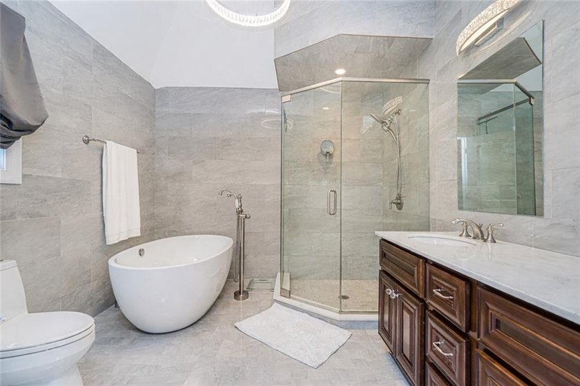 Stunning Southeast Annandale Two-Family Home on Private - photo 22