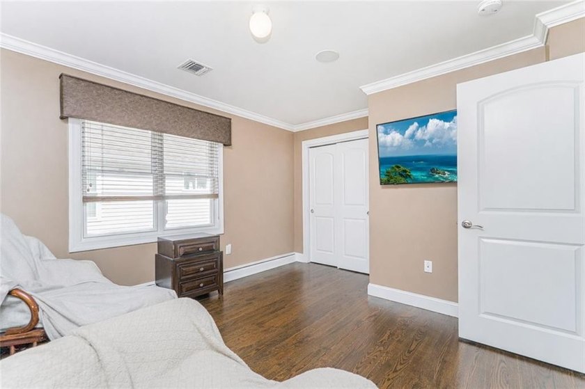 Stunning Southeast Annandale Two-Family Home on Private - photo 24