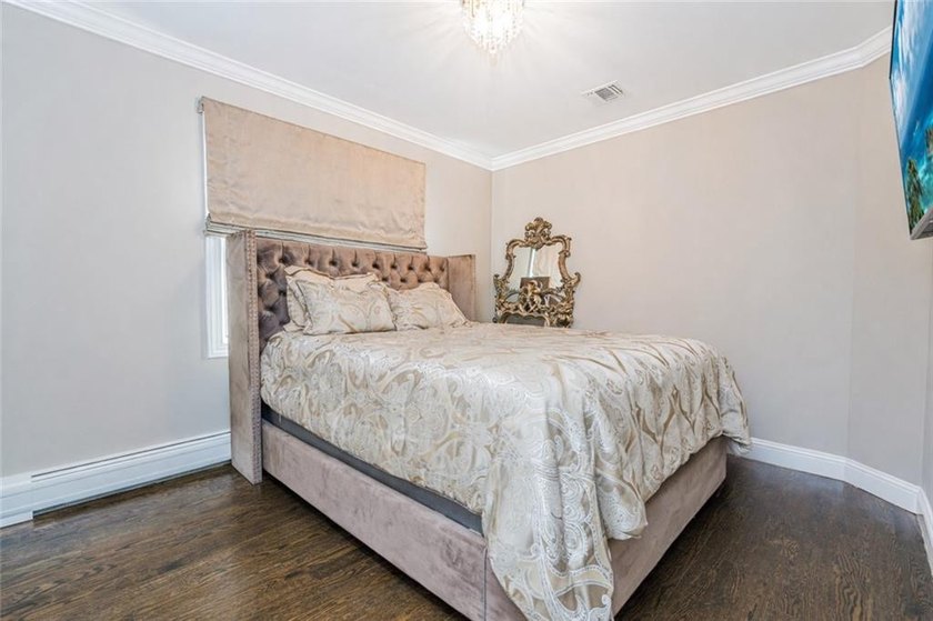 Stunning Southeast Annandale Two-Family Home on Private - photo 25