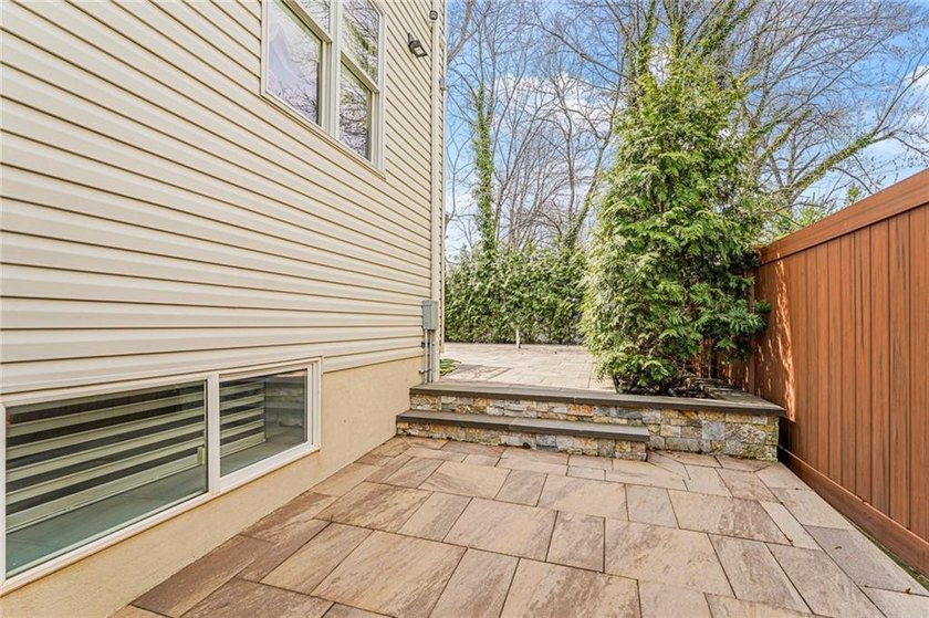 Stunning Southeast Annandale Two-Family Home on Private - photo 30