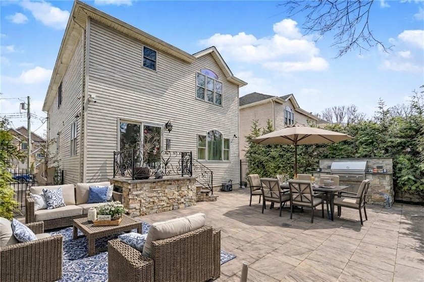 Stunning Southeast Annandale Two-Family Home on Private - photo 31