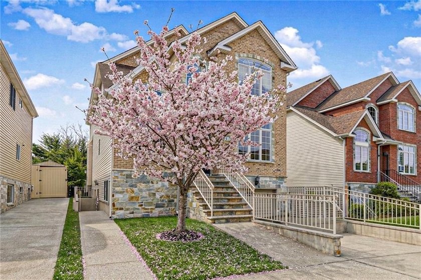 Stunning Southeast Annandale Two-Family Home on Private - photo 33