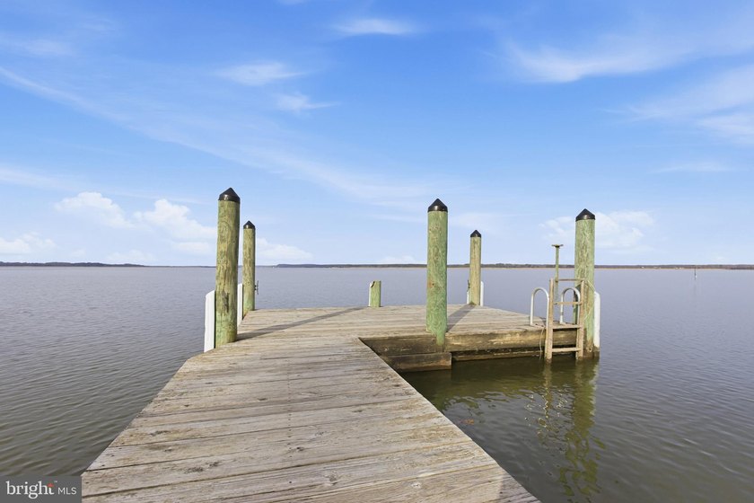 COME HOME TO THIS PRISTINE HOME LOCATED IN THE RIVERFRONT - photo 2