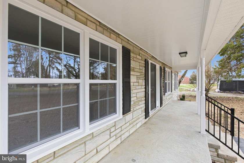 COME HOME TO THIS PRISTINE HOME LOCATED IN THE RIVERFRONT - photo 10