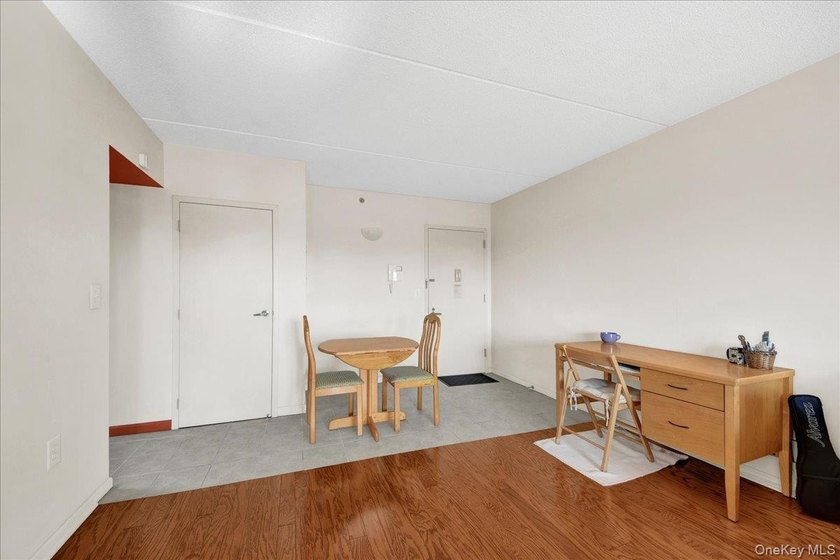 Beautiful, well maintained, sunny one-bedroom apartment on the - photo 4