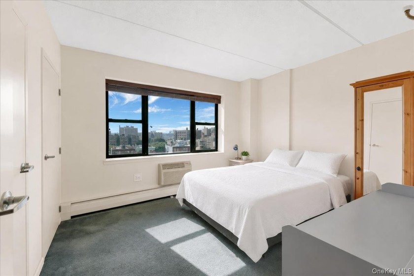 Beautiful, well maintained, sunny one-bedroom apartment on the - photo 5