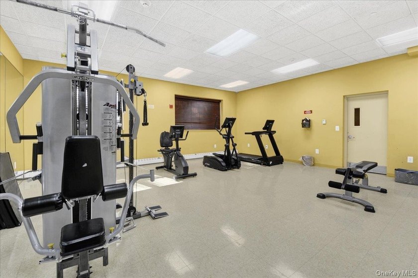Beautiful, well maintained, sunny one-bedroom apartment on the - photo 9