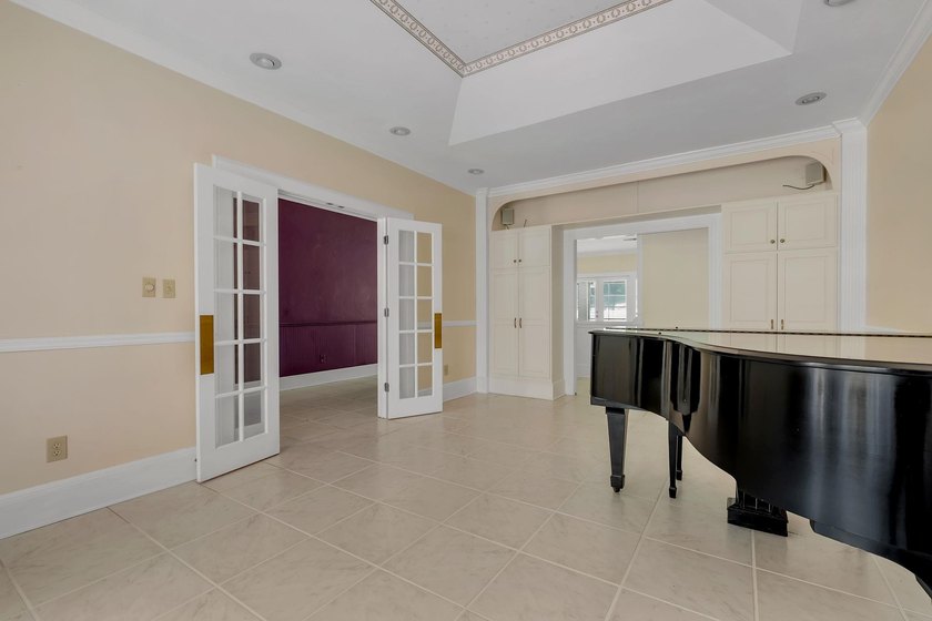 Bankruptcy and Short Sale. Additional Buyer Premium to the - photo 10