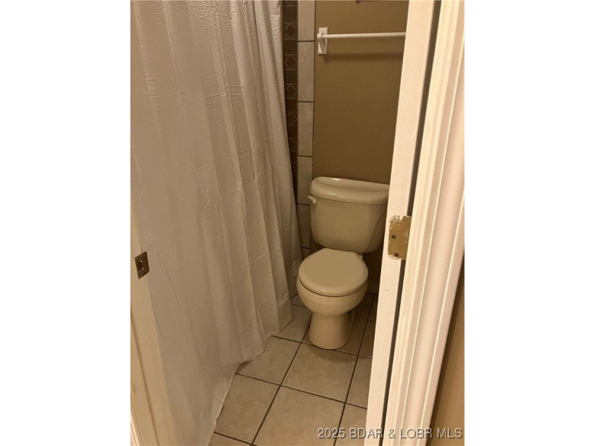 > A wall of windows and vaulted ceilings. Main level living! Big - photo 20