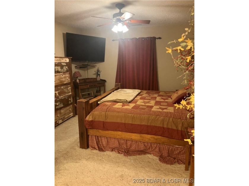 > A wall of windows and vaulted ceilings. Main level living! Big - photo 21
