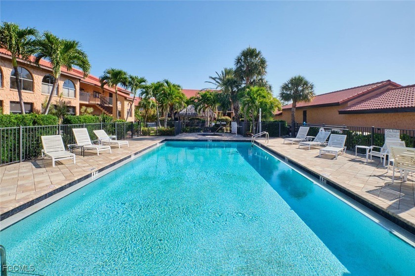 PRICE DROP! Motivated to Sell! Soaring high ceilings in this - photo 3