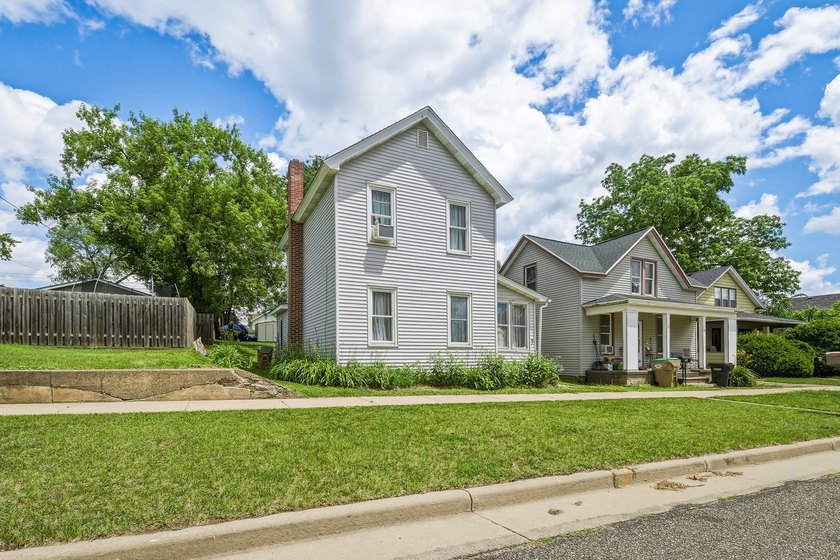Affordable opportunity in a convenient Chippewa Falls location! - photo 2