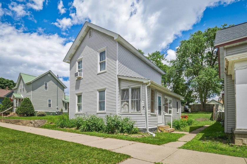 Affordable opportunity in a convenient Chippewa Falls location! - photo 3