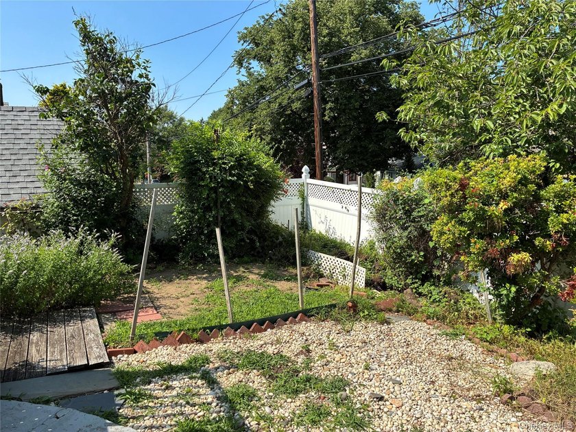 Welcome to this 3-bedroom, 1-bath single-family home ideally - photo 21