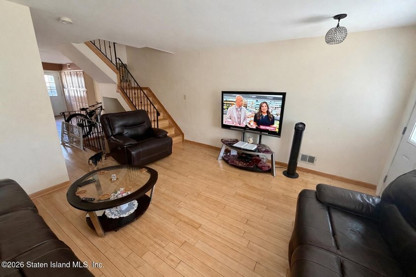 Affordable large townhome with Small HOA, 3 bedrooms, 2 - photo 2