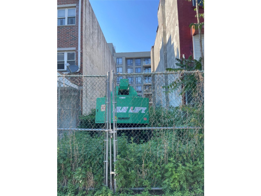 Three contiguous tax lots, inclusive of two vacant lots and a - photo 3