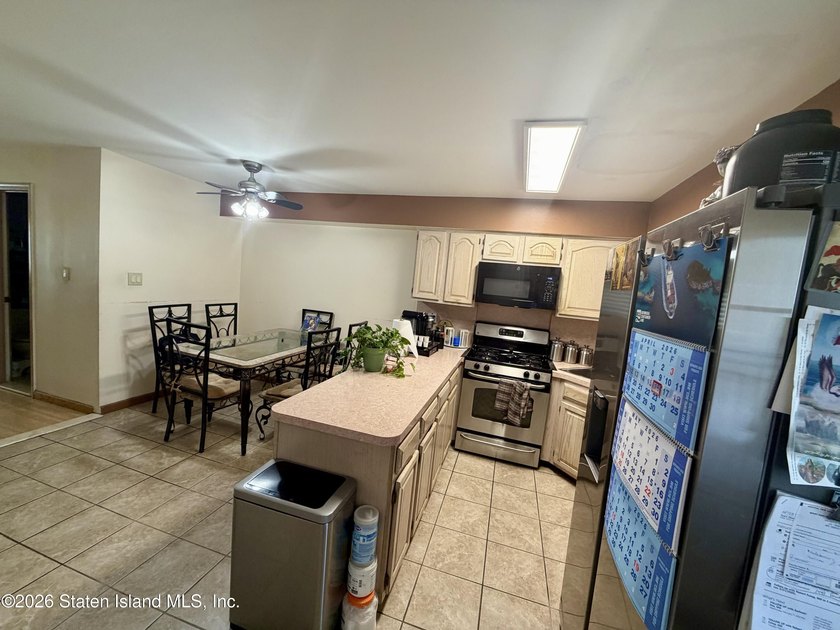 Affordable large townhome with Small HOA, 3 bedrooms, 2 - photo 3
