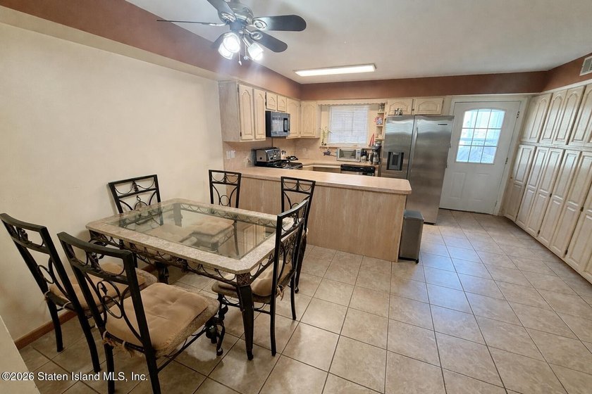 Affordable large townhome with Small HOA, 3 bedrooms, 2 - photo 5